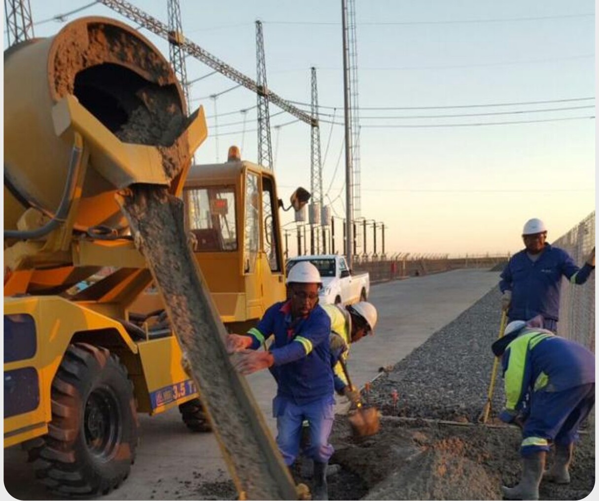 Planta móvil Carmix vertiendo hormigón en obra industrial